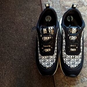 Women Sneakers like new no stains DKNY size 8 1/2